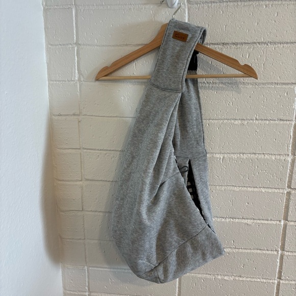 Cuby small pet sling in grey and gingham - Picture 2 of 4